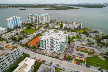 Fototapeta premium Aerial photo of a building under construction in Miami Beach Bay Harbor Island