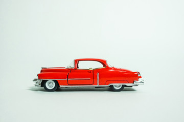 Obraz na płótnie Canvas 赤い自動車（ミニチュアカー　シンプル素材）白背景