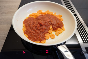 Karotten und Tomatensauce in einer Pfanne