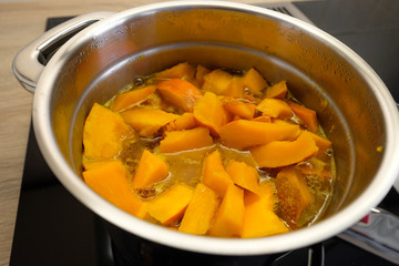 Kürbis kochen im Kochtopf