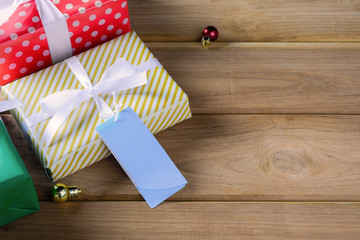 Obraz premium Gift Box Present on a wooden table with Christmas
