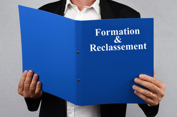 Homme consultant le dossier formation et reclassement 
