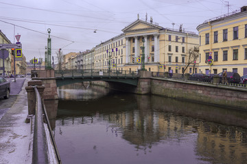 Obraz premium Ascension Bridge on the Griboedov Canal in St. Petersburg on a cold autumn day. The inscription on the index 