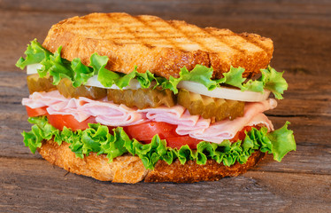 Sandwich with ham, lettuce and tomatoes