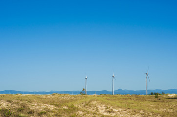 Ótimo conceito de energia renovável, geradores eólicos em céu azul, energia eólica.