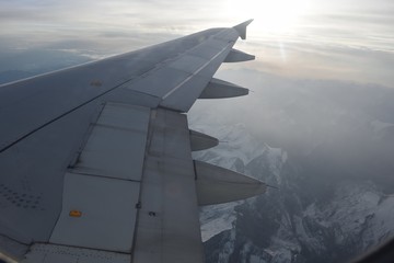 Fototapeta na wymiar Avión, vuelo, viaje, viajar, ala de avión, paisaje aéreo, volar, viajando, vacaciones, vuelo a Suiza, sobrevolar, descansar, pensar, en las nubes, cielo, nubes