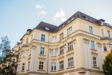 Fototapeta na wymiar yellow apartment building in berlin