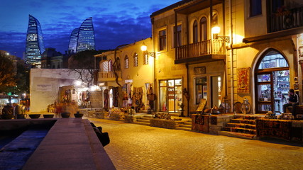 Fototapeta na wymiar Baku Altstadt bei Nacht 2