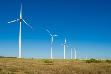 Ótimo conceito de energia renovável, geradores eólicos em céu azul, energia eólica.
