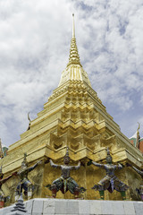 Fototapeta na wymiar タイの王宮寺院 