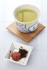 朝のお茶と梅干し