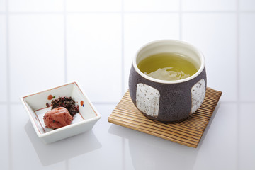 朝のお茶と梅干し