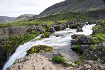 Landschaft rund um den Dynjandi-Wasserfall in den Westfjorden, Island