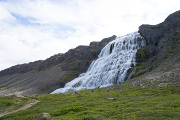 Landschaft rund um den Dynjandi-Wasserfall in den Westfjorden, Island