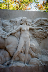 Fototapeta na wymiar Monument aux morts de l'Île du Souvenir au Parc de la Tête d'Or à Lyon