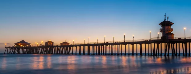 Foto op Plexiglas De Huntington Beach Pier in Huntington Beach bij schemering zonsondergang gloed © Gabriel Cassan