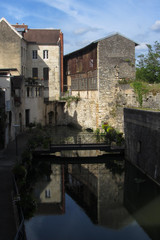 Fototapeta na wymiar Vielles maisons sur le canal des Tanneurs à Dole