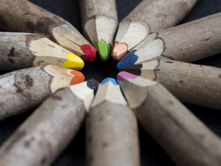 Crayons de couleur en bois brut dessinant un cercle