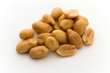 Obraz premium Peeled peanuts on the isolated background.