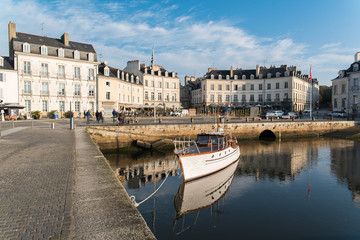 Fototapeta na wymiar Houses and boats in the port of Vannes, magnificent city in Brittany 