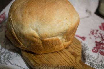 Хлеб на деревянной досточке