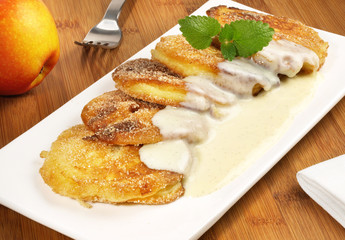 Apfelbeignets mit Vanillesauce
