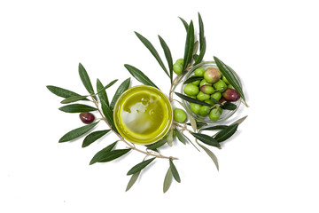 Olio di oliva in ciotola di vetro con olive, isolata su fondo bianco. Vista dall'alto