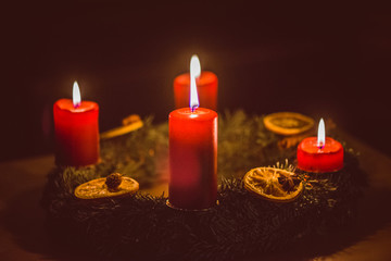 Adventskranz, brennende Kerzen, Weihnachtsdekoration