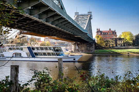 Blaues Wunder,Schiff fährt unter der  Loschwitzer Brücke durch, Dresden 