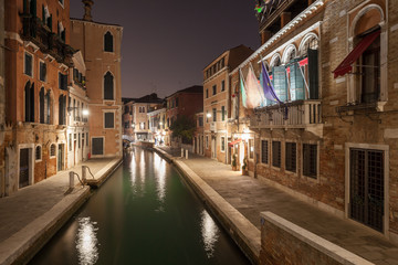 Fototapeta na wymiar Kanal in Venedig, Italien 
