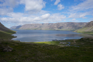Landschaft rund um den Dynjandi-Wasserfall in den Westfjorden, Island