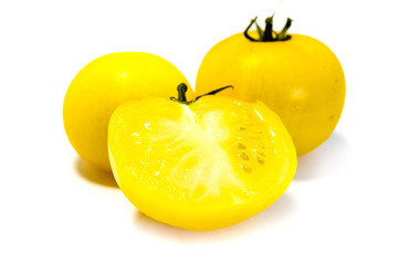 Gelbe Rispentomaten tomaten tomate rispentomate isoliert freigestellt auf weißen Hintergrund,...