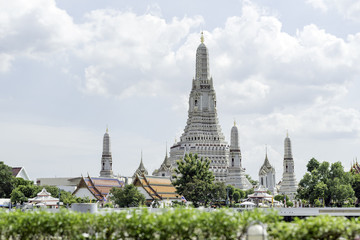 Fototapeta premium ワットアルンの大仏塔