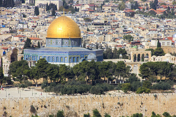 Obraz premium Panoramic view to Jerusalem Old city and the Temple Mount, Dome of the Rock from the Mount of Olives in Jerusalem, Israel