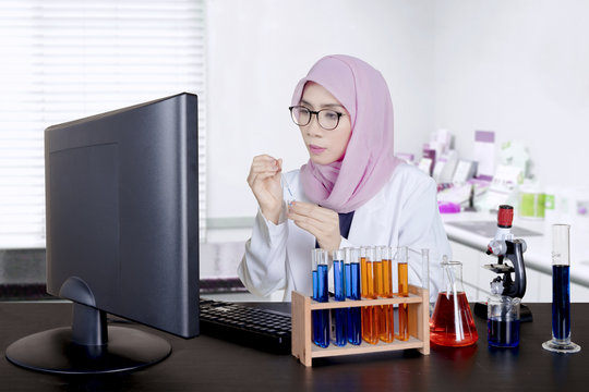 Muslim scientist working in the lab