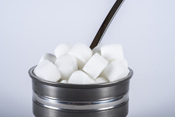 morceaux de sucre dans un sucrier