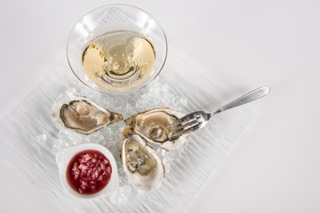 trois huitres sur assiette