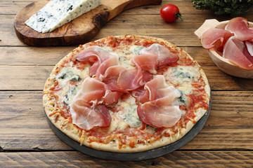 pizza speck e gorgonzola su sfondo rustico