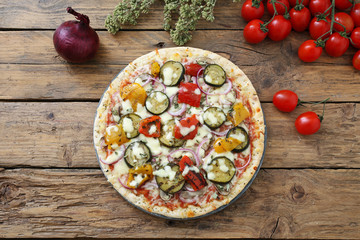pizza vegetariana su sfondo rustico