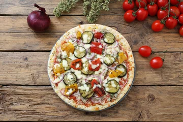 Crédence de cuisine en verre imprimé Pizzeria pizza végétarienne sur fond rustique