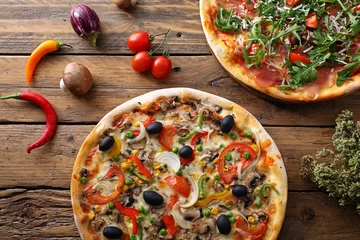 Photo sur Plexiglas Pizzeria pizza sur fond rustique