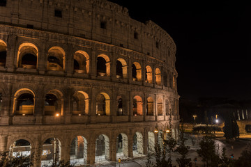 Fototapeta na wymiar Roma colosseo di notte 