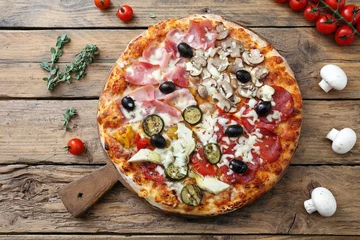 Papier Peint photo Pizzeria pizza quatre saisons sur fond rustique