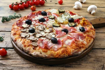 Crédence de cuisine en verre imprimé Pizzeria pizza quattro stagioni su sfondo rustico