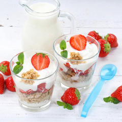 Erdbeer Joghurt Erdbeerjoghurt Erdbeeren Glas Früchte Müsli Quadrat Löffel Frühstück