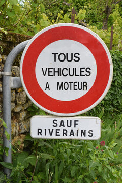 Panneau interdit &agrave; tous v&eacute;hicules &agrave; moteur, sauf riverains