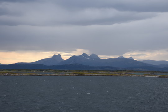 Norwegen, Bod&ouml;, Bod&oslash;, Nordland, Salten, Stadt, Hafen, F&auml;hre, F&auml;hrverbindung, Hafeneinfahrt, Weg, Berge, Sender, Hochhaus, Leuchtturm, Gipfel, Herbst, Wolken, Pier 