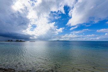 沖縄のエメラルドビーチ　晴れと雨の境目