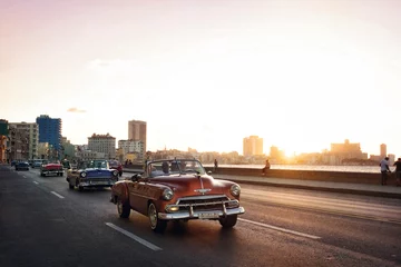 Crédence de cuisine en verre imprimé Havana La Havane Vintage Car sur la route à La Havane