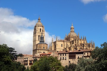 Fototapeta na wymiar Segovia Cathedral from afar.